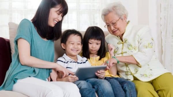 Fostering-Communication-Between-And-Elderly-678×381-600×337-1 (1)